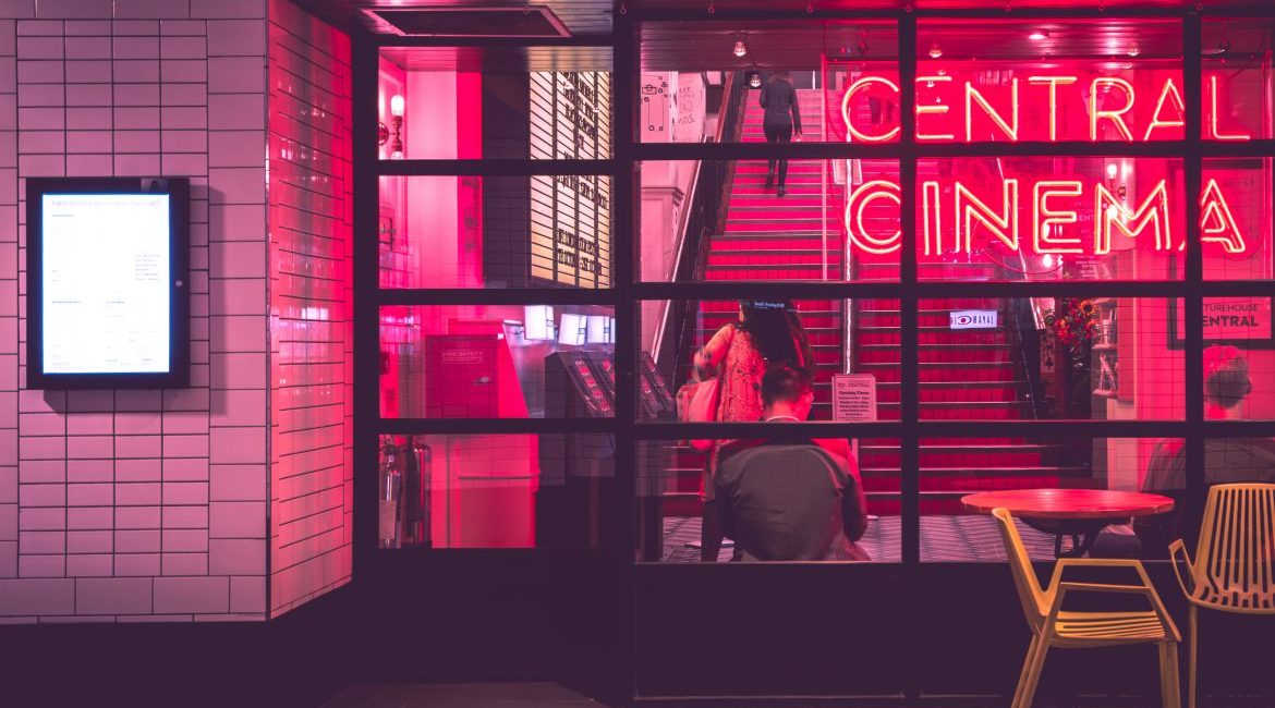 Interno cinema, articolo marketing intelligence Estrogeni&Partners