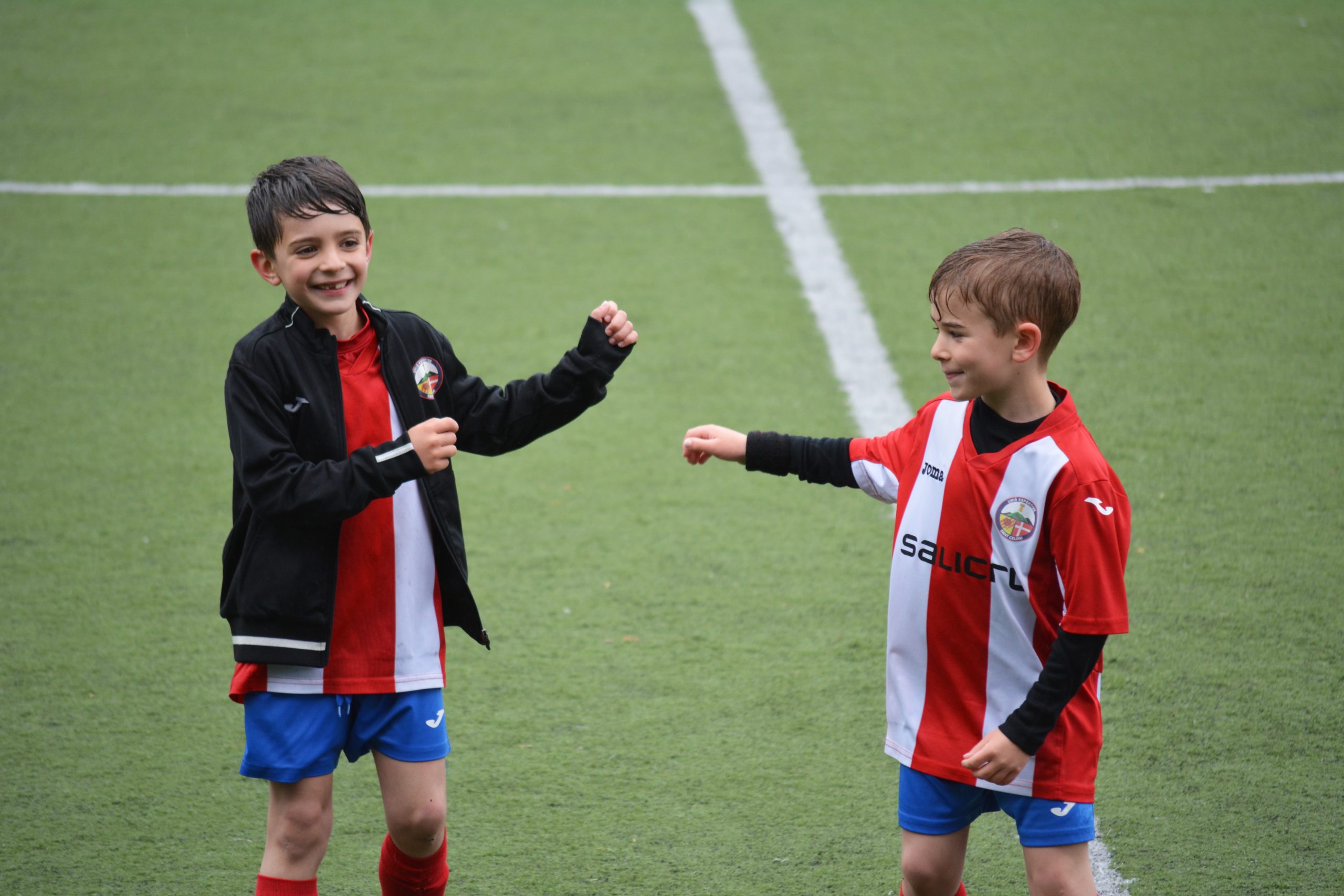 Ragazzi su campo di calcio, articolo di Estrogeni&Partners